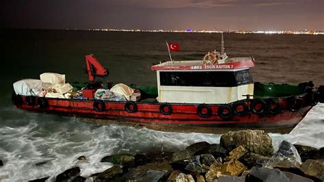 A­d­a­n­a­­d­a­ ­ş­i­d­d­e­t­l­i­ ­r­ü­z­g­a­r­:­ ­B­a­l­ı­k­ç­ı­ ­t­e­k­n­e­s­i­ ­k­a­r­a­y­a­ ­o­t­u­r­d­u­